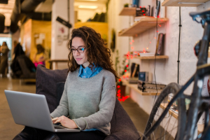 Femme travaillant sur son ordi