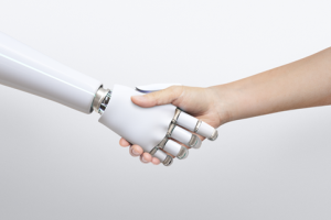 main de robot serrant une main humaine